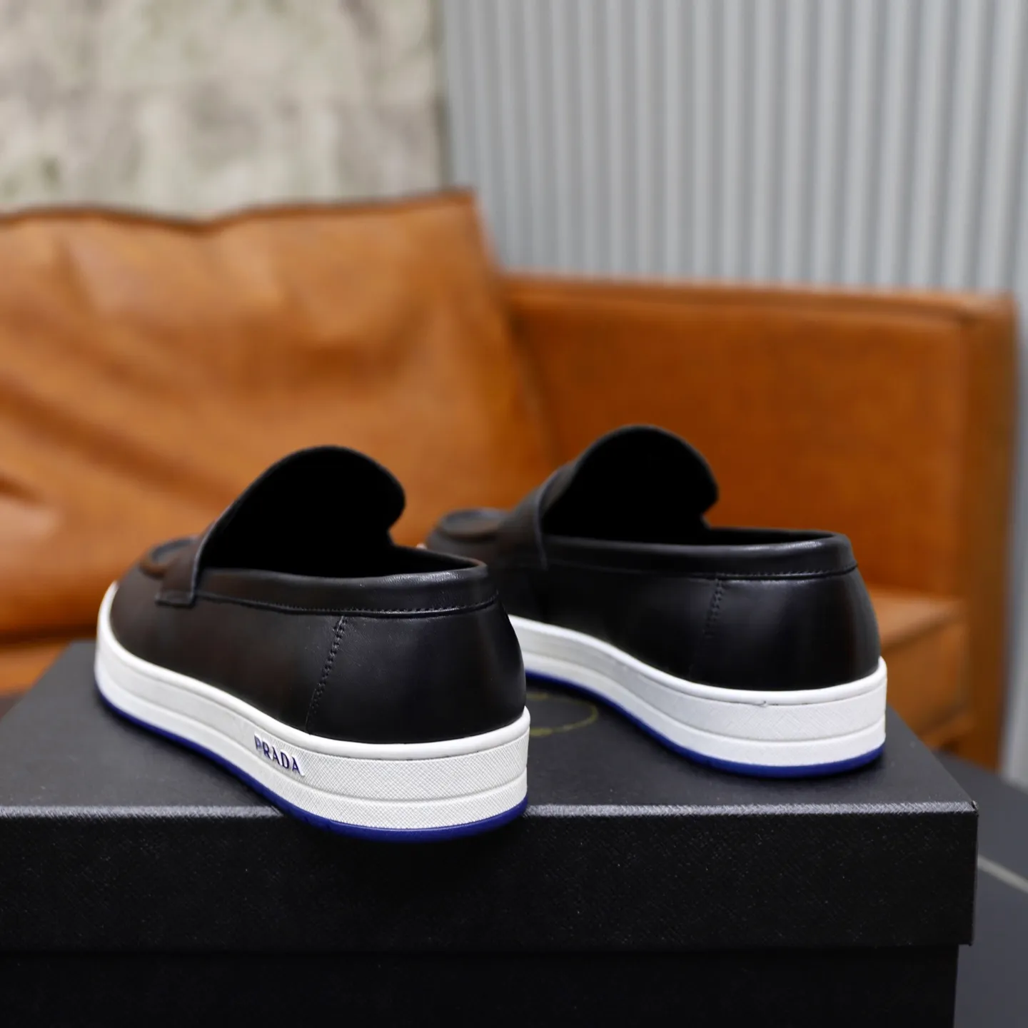 Factory price: 💰640 Prada classic men’s lace-up casual shoes | Imported cowhide upper | Upper stitching layered design, light and breathable | Soft and comfortable | Decorated with PRADA letters on the side | Distinctive sports style, showing the brand style | Lightweight concave and convex pattern rubber soles | Matched with cowhide foot pad lining | Excellent foot feel, fashionable and elegant | Size: 38-44 (45 customized)